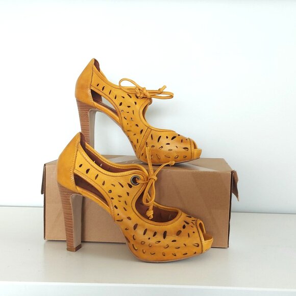 Virus Mustard Leather Platform Open-Toe Shoes - Size  39 (US 8.5) - Picture 1 of 6